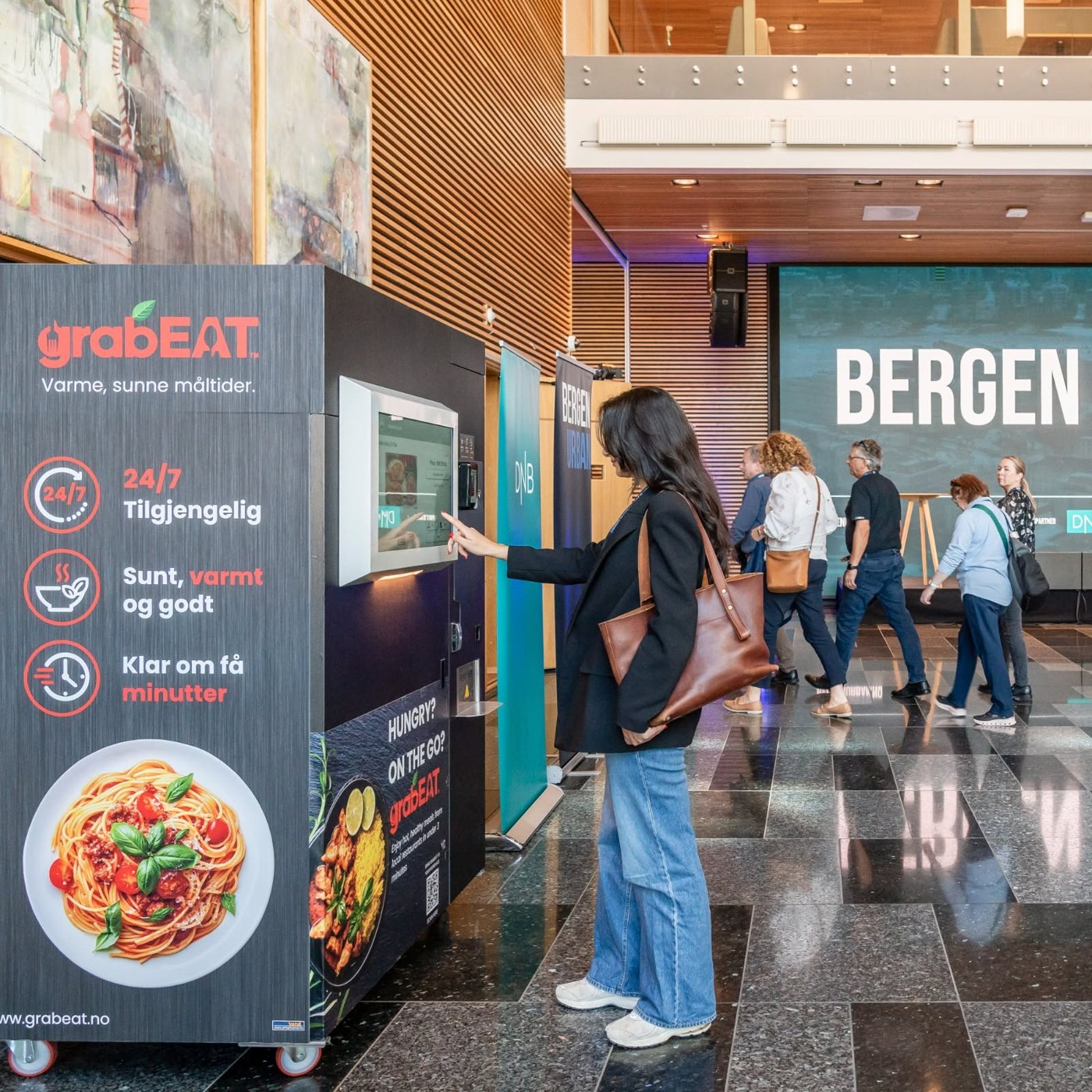 A person using the grabEAT MIDA in Bergen