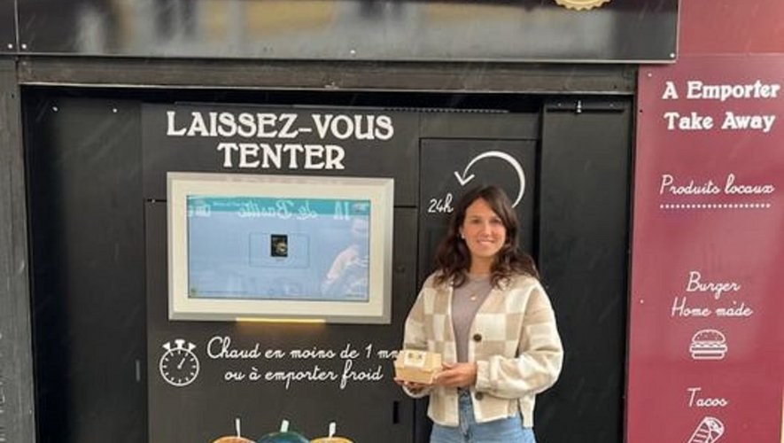 Caroline Prat davanti alla MIDA personalizzata La Ptite Box a Lourdes