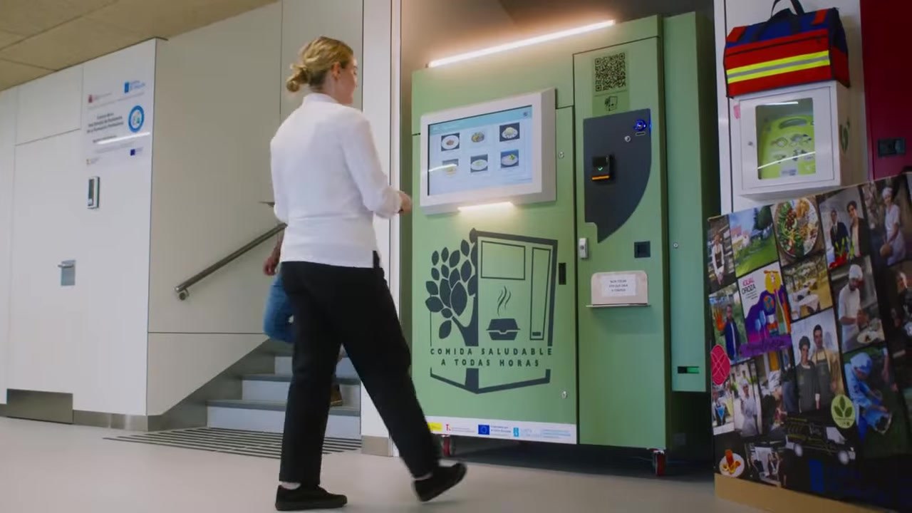Una cliente davanti alla MIDA verde installata in Spagna